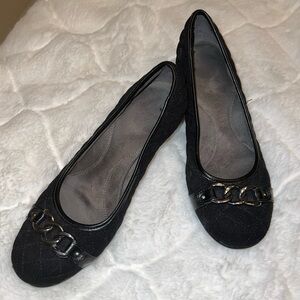 Super comfy buckle detail Aerosoles pumps. 2.5” Wedge heel. Gently worn.